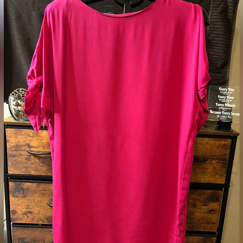 Vince Camuto very pretty sassy dress; slit sleeves with knot tie; back zip.